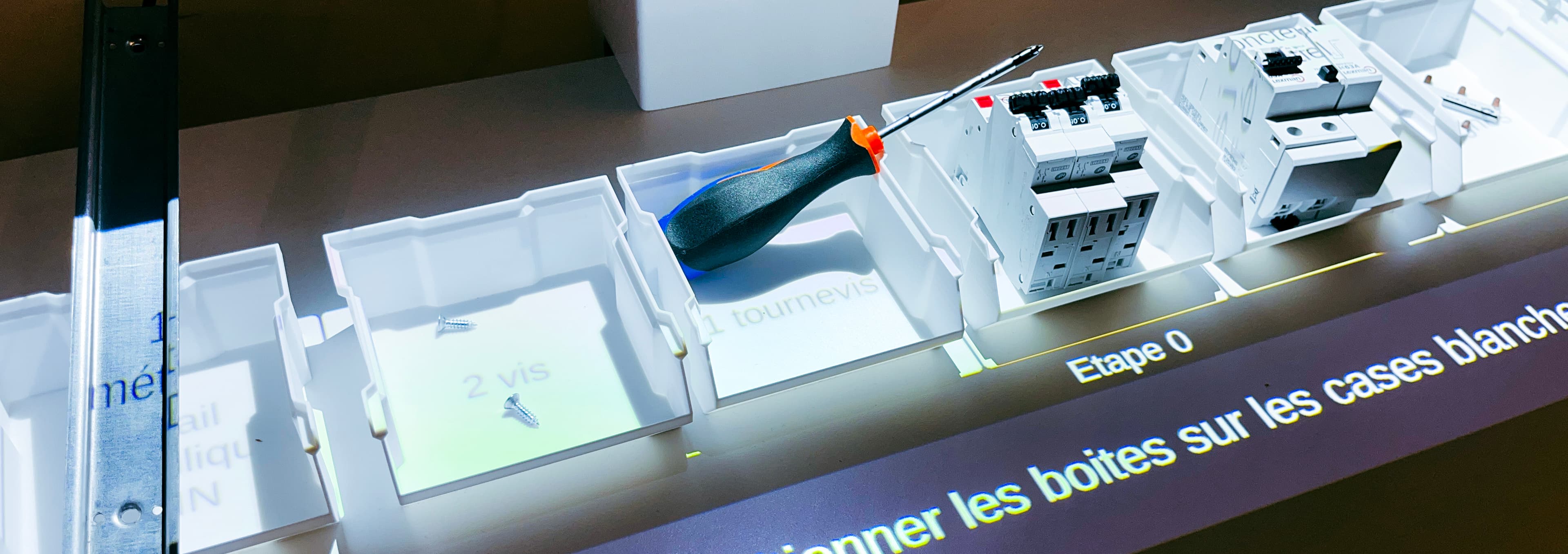 Poste de travail industriel guidé par une projection interactive Co-Idea