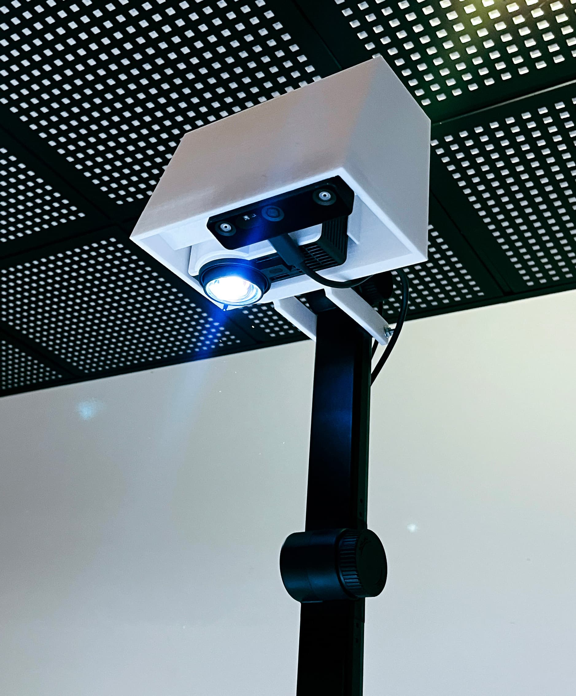 Projecteur CARDS installé au-dessus du poste
