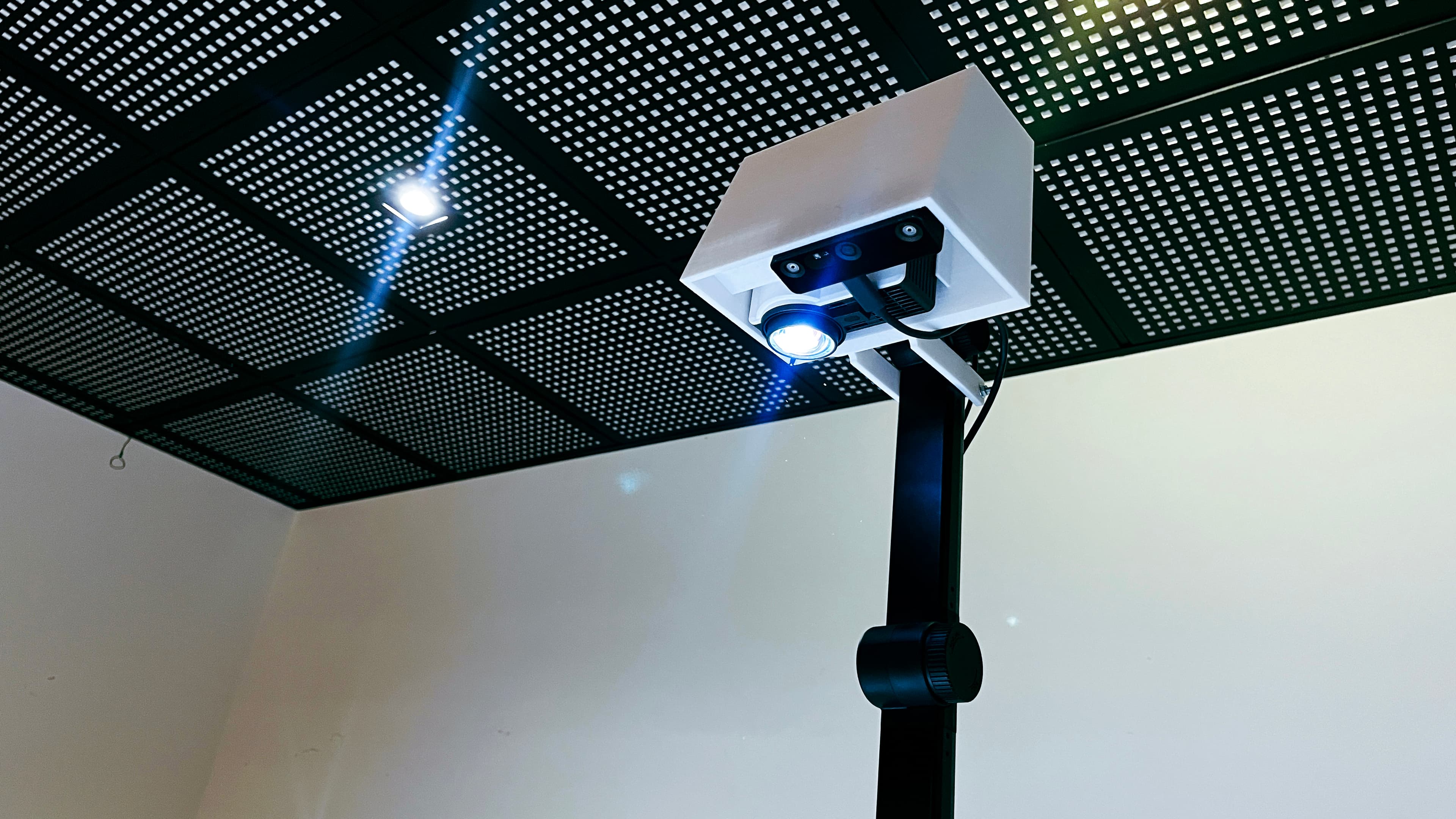Dispositif CARDS équipé d’un projecteur et de capteurs dans un atelier